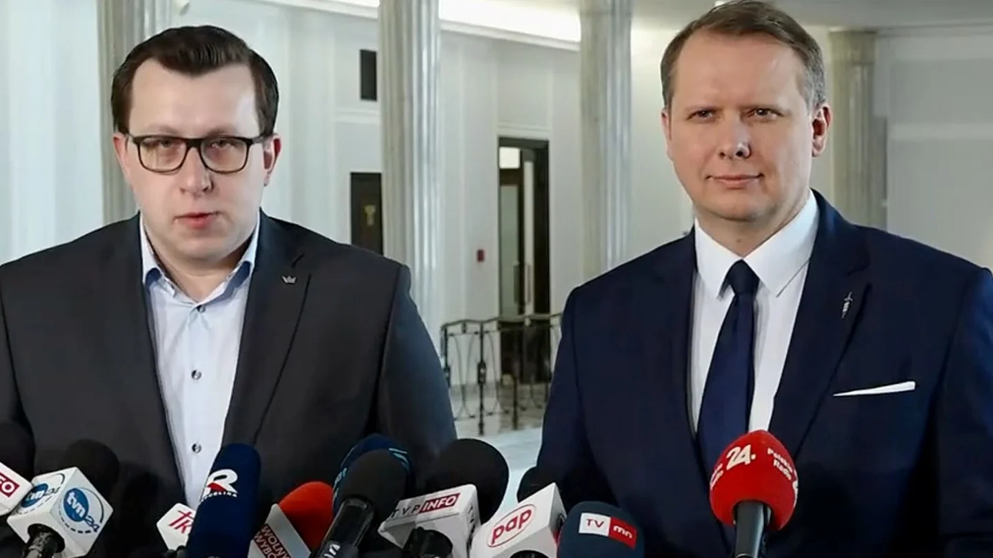 Tomasz Grabarczyk podczas konferencji prasowej w Sejmie, maj 2024