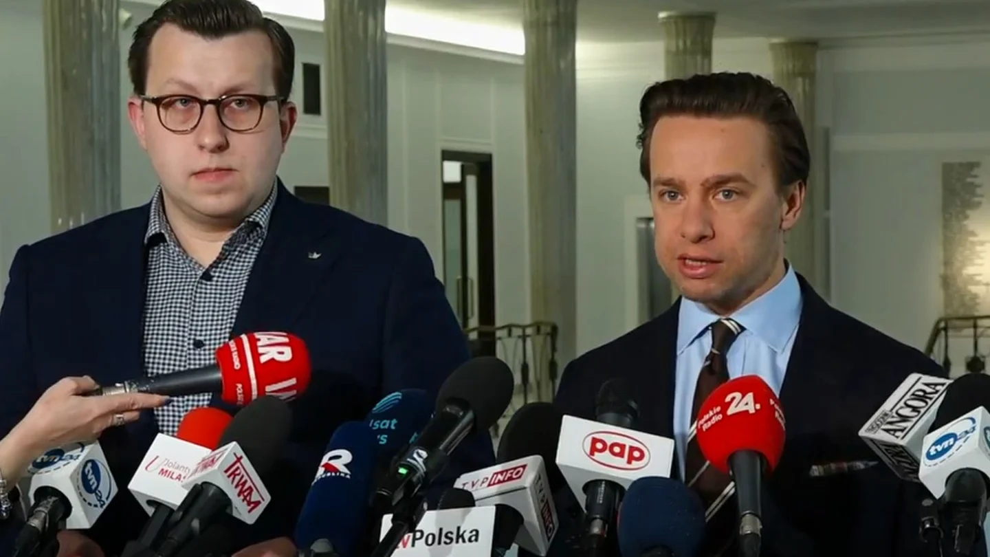 Tomasz Grabarczyk i Krzysztof Bosak podczas konferencji prasowej w Sejmie, kwiecień 2024