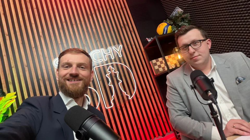Tomasz Grabarczyk i dr Michał Lesiak w studiu programu Szachy 5D po rozmowie o systemie SENT, 22 kwietnia 2026